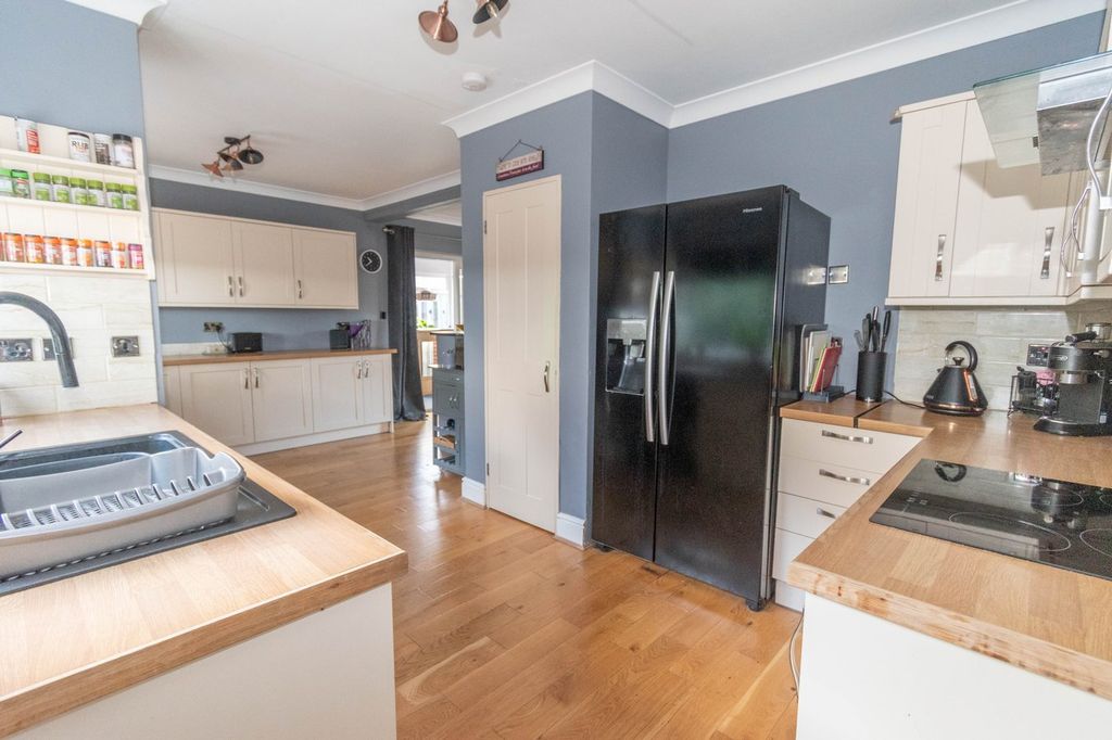 Property photo 3 of 23