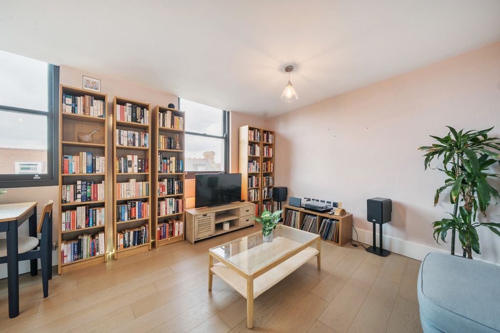 Property photo 1 of 15 1305255-25-684069...