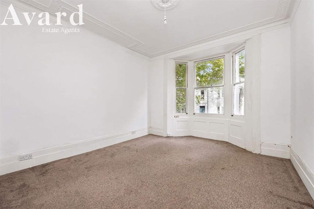 Property photo 2 of 19 Clyde Road, 34-001.Jpg