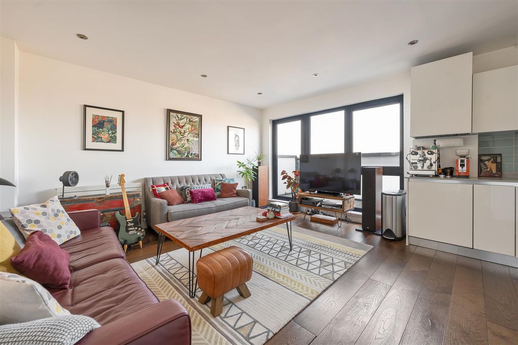 Property photo 3 of 16 Vyner Street, E2