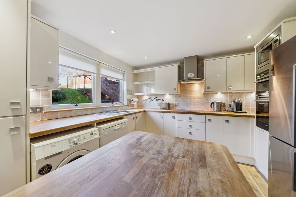 Property photo 3 of 23