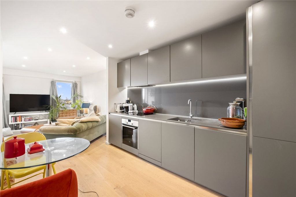 Property photo 3 of 8 Kitchen