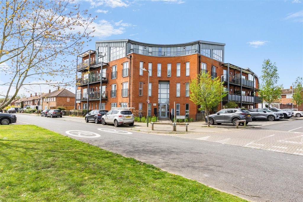 Property photo 1 of 11 8688002-Exterior06.Jpg