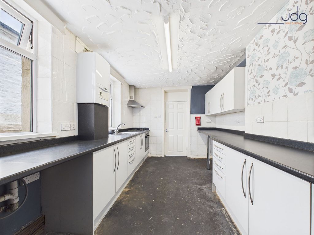 Property photo 2 of 11 Kitchen