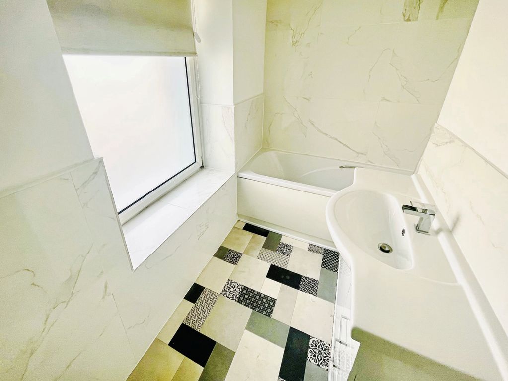 Property photo 3 of 8 Bathroom