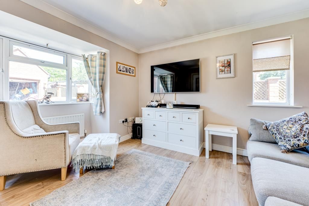 Property photo 3 of 29 17 Albert Road, Finedon-5.Jpg
