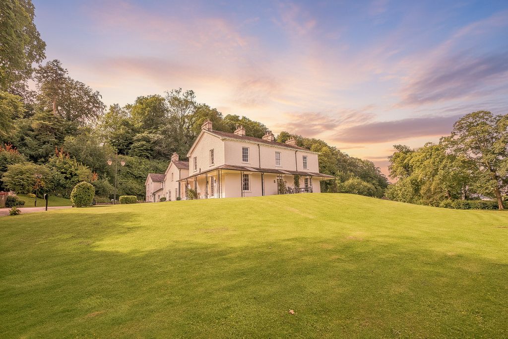 Property photo 1 of 33