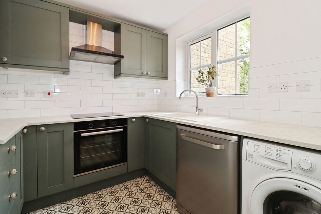 Property photo 3 of 18 Kitchen