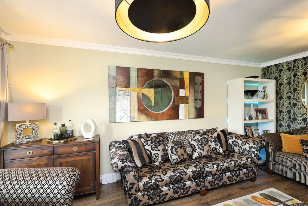 Property photo 3 of 19 Lounge