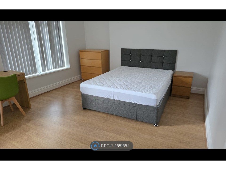 Property photo 1 of 8 Front Large Bedroom