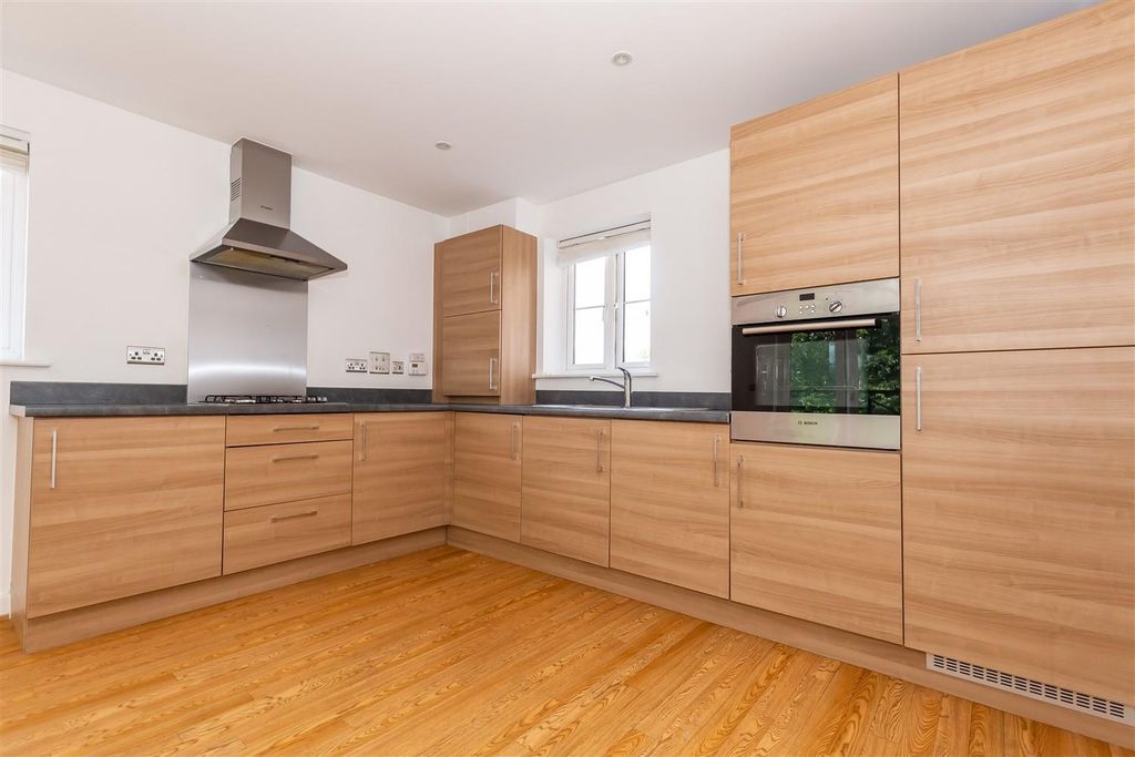 Property photo 3 of 12 Blenheim Square 11