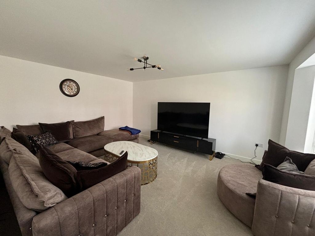 Property photo 1 of 17 Living Room