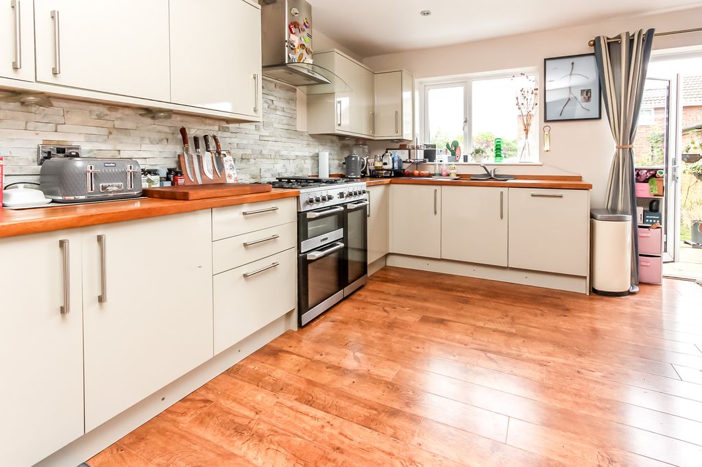 Property photo 3 of 12 Kitchen
