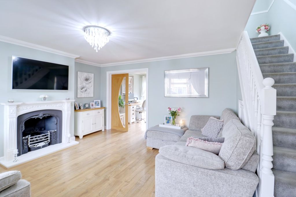 Additional image 4 of 3 bed semi-detached house for salePalmerston Road, Rainham RM13