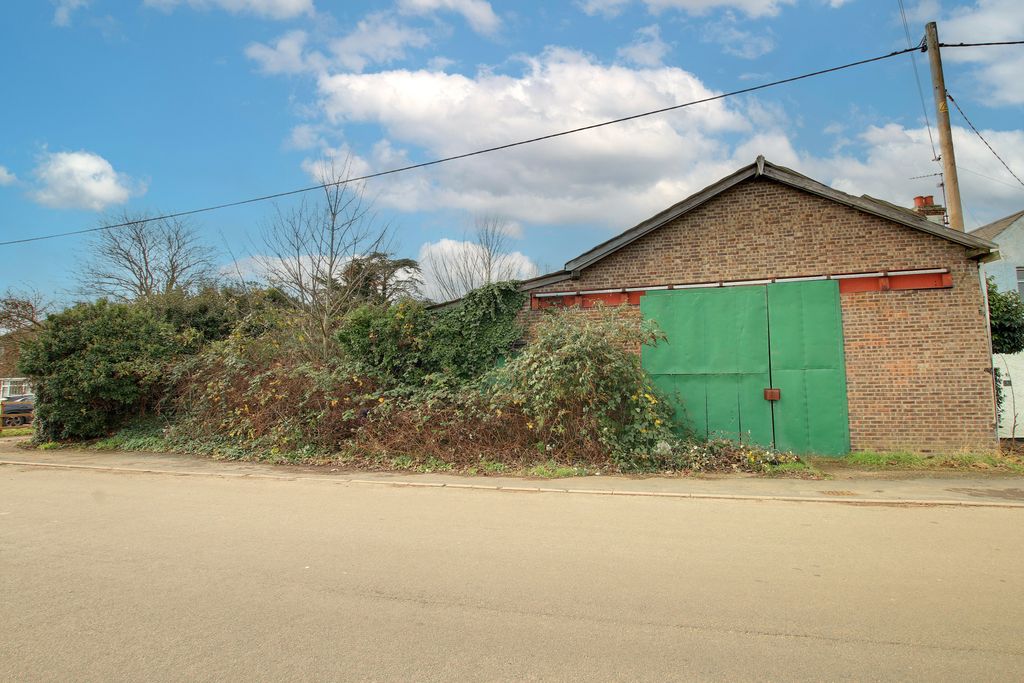 Property photo 1 of 2
