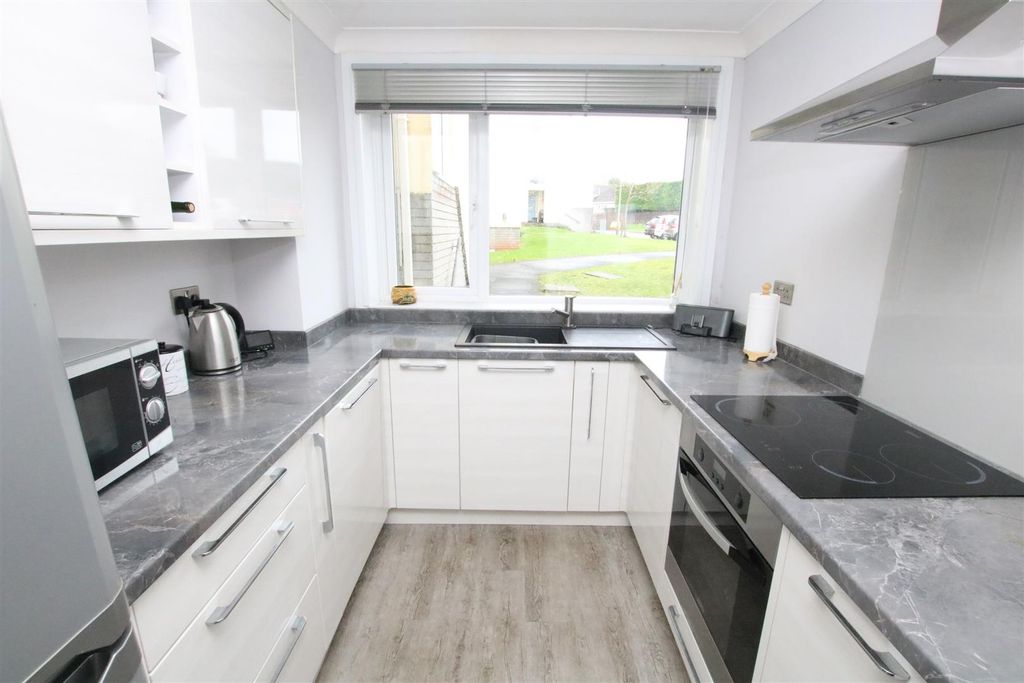 Property photo 2 of 13 Kitchen (2).Jpg