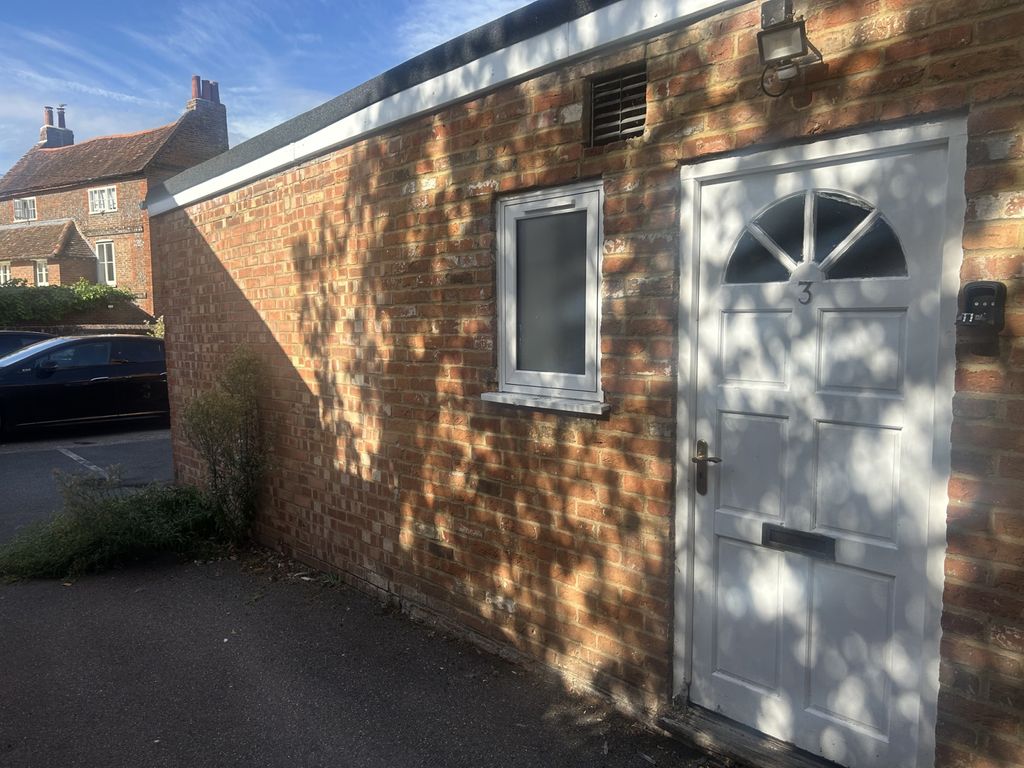 Property photo 1 of 9 Spacious Ground Floor Converted Flat Located In Aylesbury Town Centre