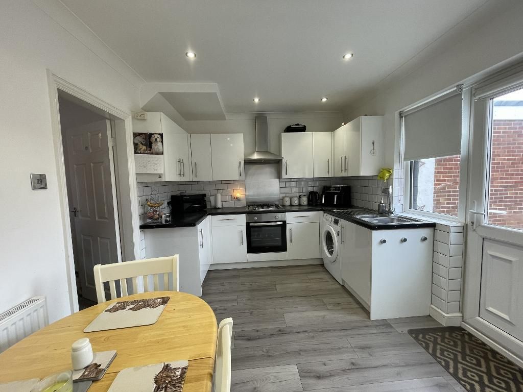 Property photo 3 of 12 Dining Kitchen