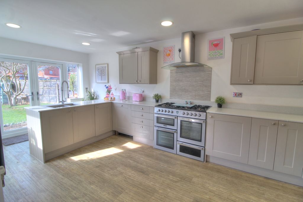 Property photo 3 of 27 Kitchen Diner