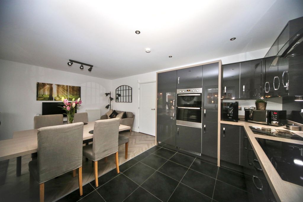 Property photo 3 of 25