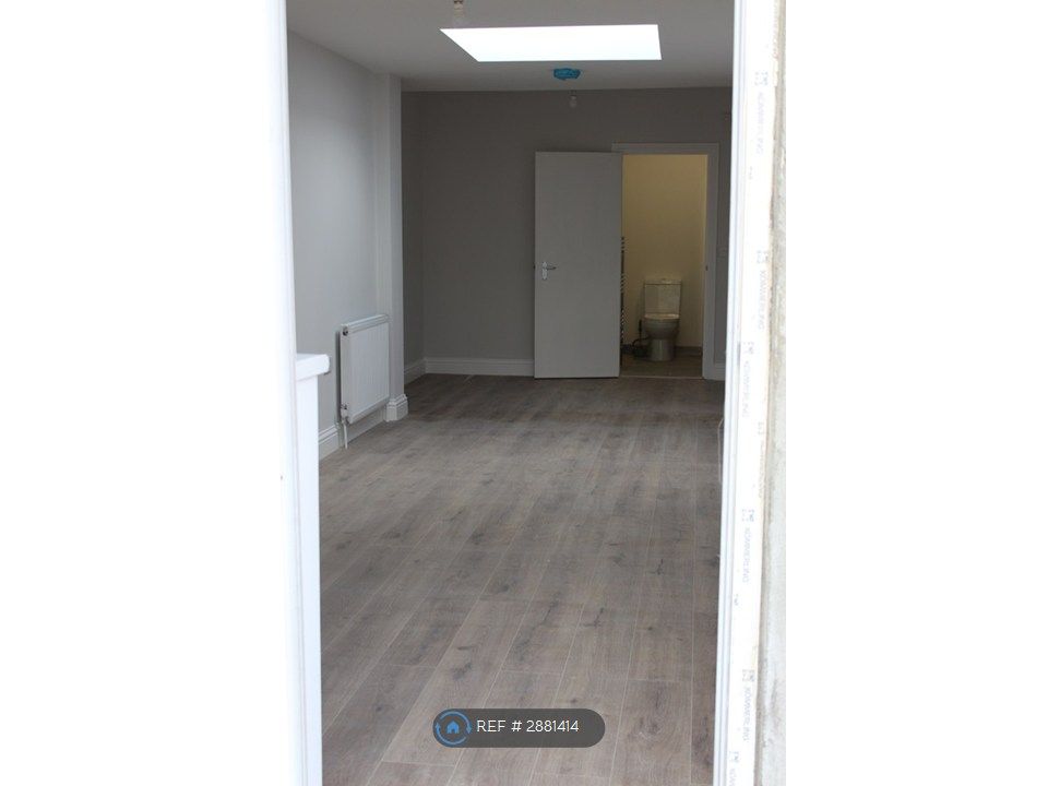 Property photo 2 of 9 Very Large En-Suite Ground Floor