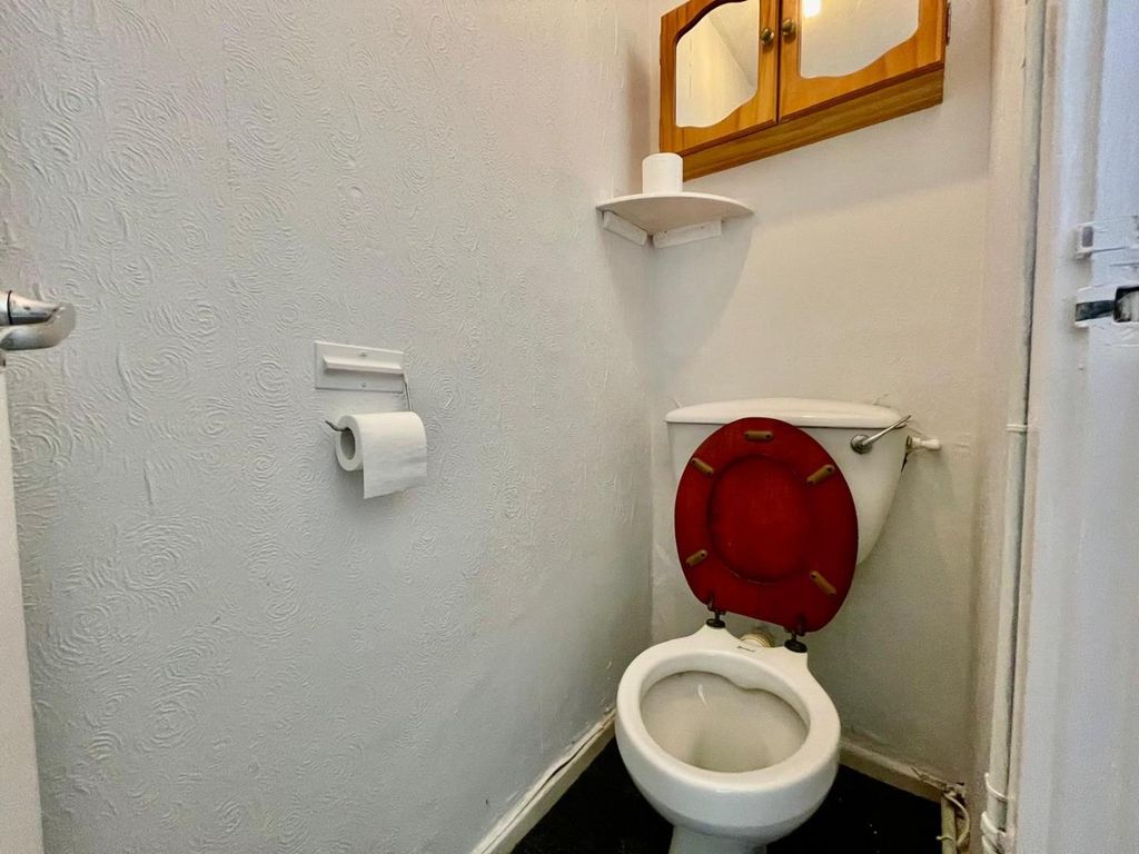 Property photo 3 of 9 Toilet.Jpeg