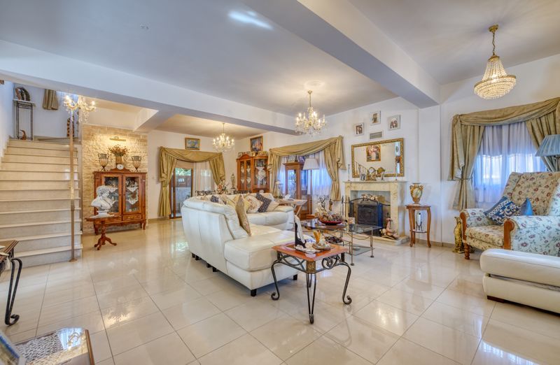 Property photo 3 of 28 Lounge