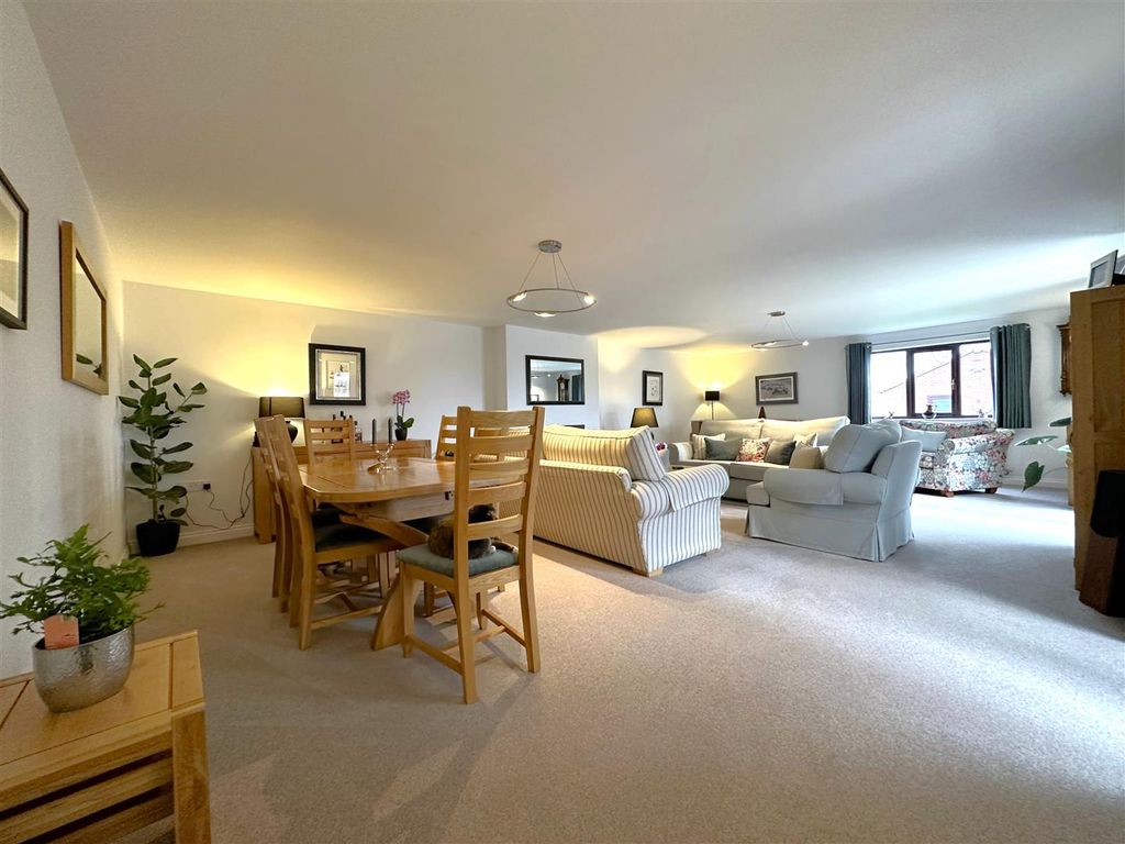 Property photo 2 of 31 Generous Living Room 792