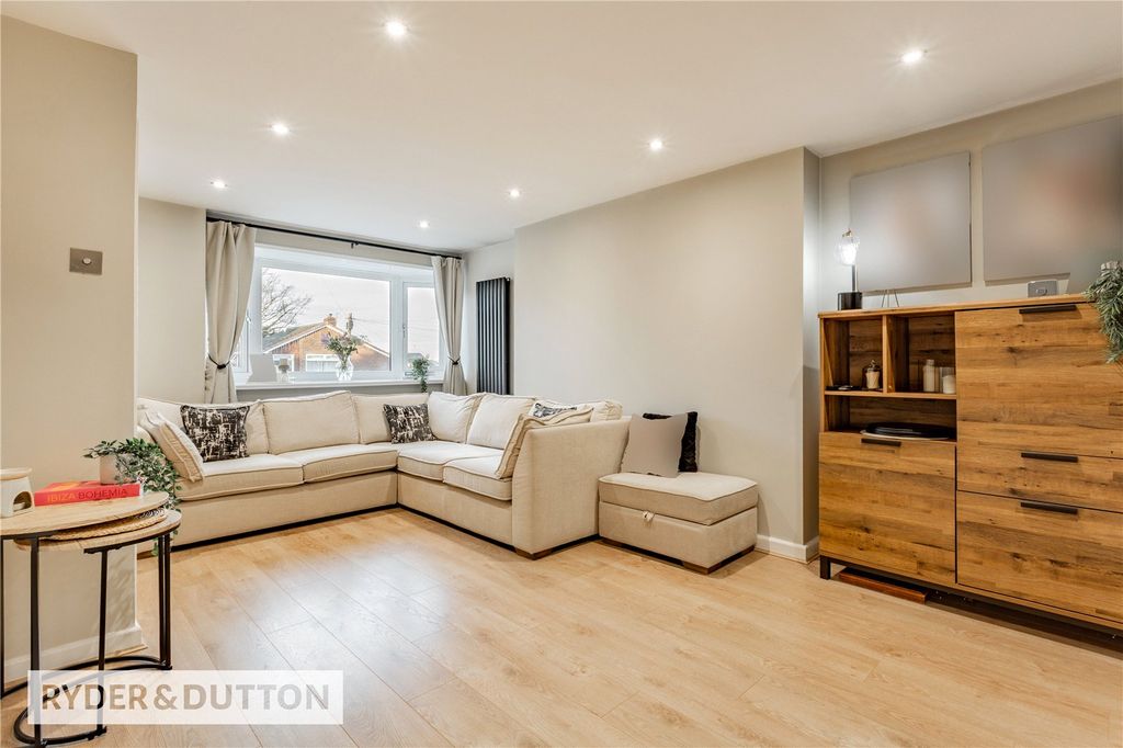 Property photo 3 of 24 Lounge