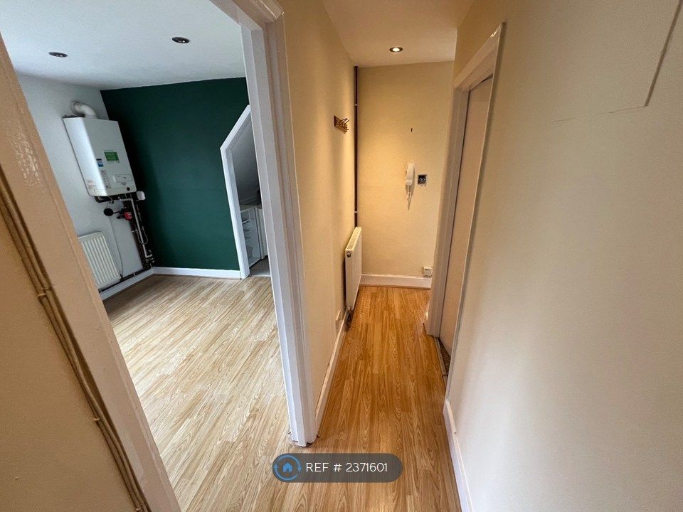 Property photo 3 of 9 Corridor