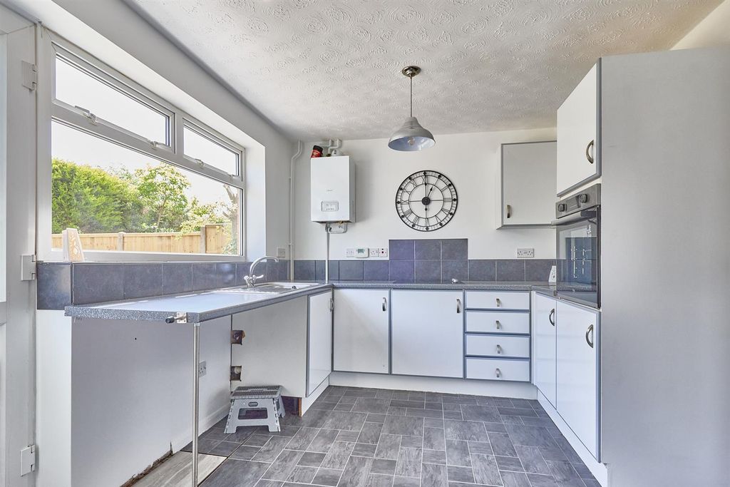 Property photo 3 of 8 Newquay Close_1.Jpg
