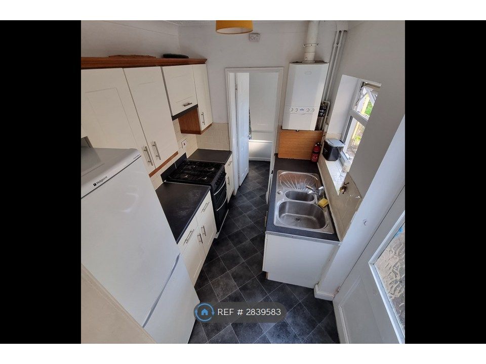 Property photo 2 of 7 Kitchen