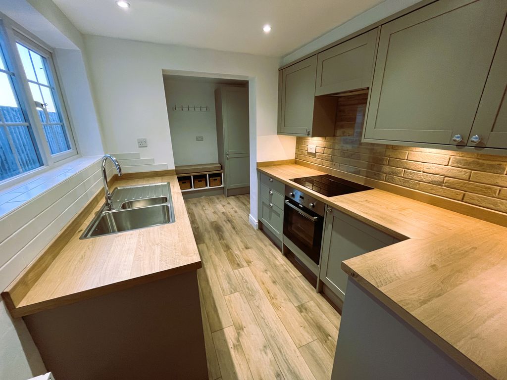 Property photo 2 of 10 Kitchen