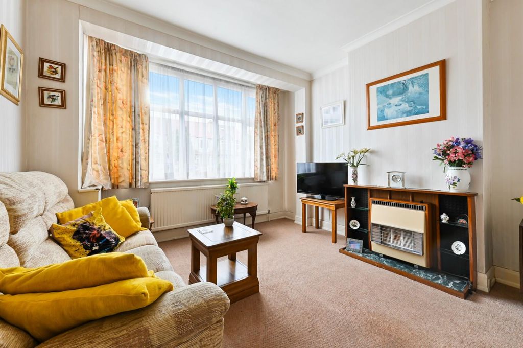 Property photo 2 of 14 Sandringham Road