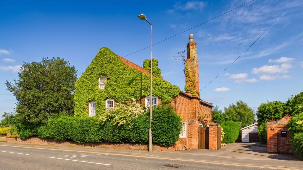 Property photo 2 of 32