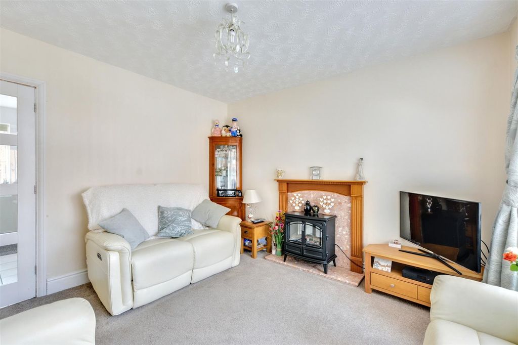 Property photo 3 of 26 Lounge_2.Jpeg