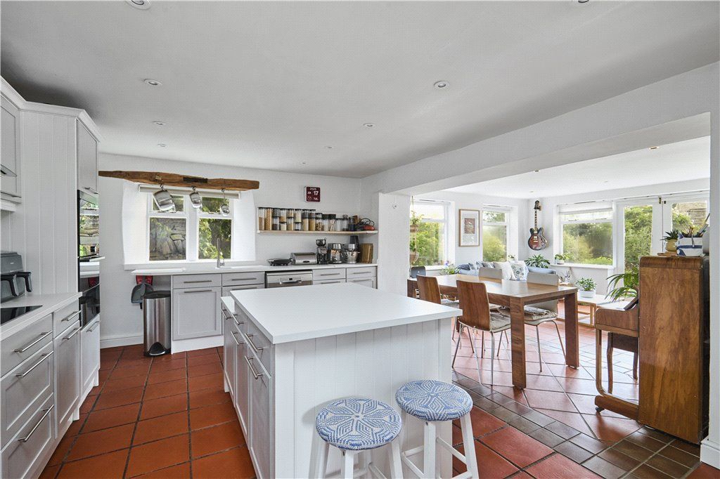 Property photo 3 of 25 Dining Kitchen
