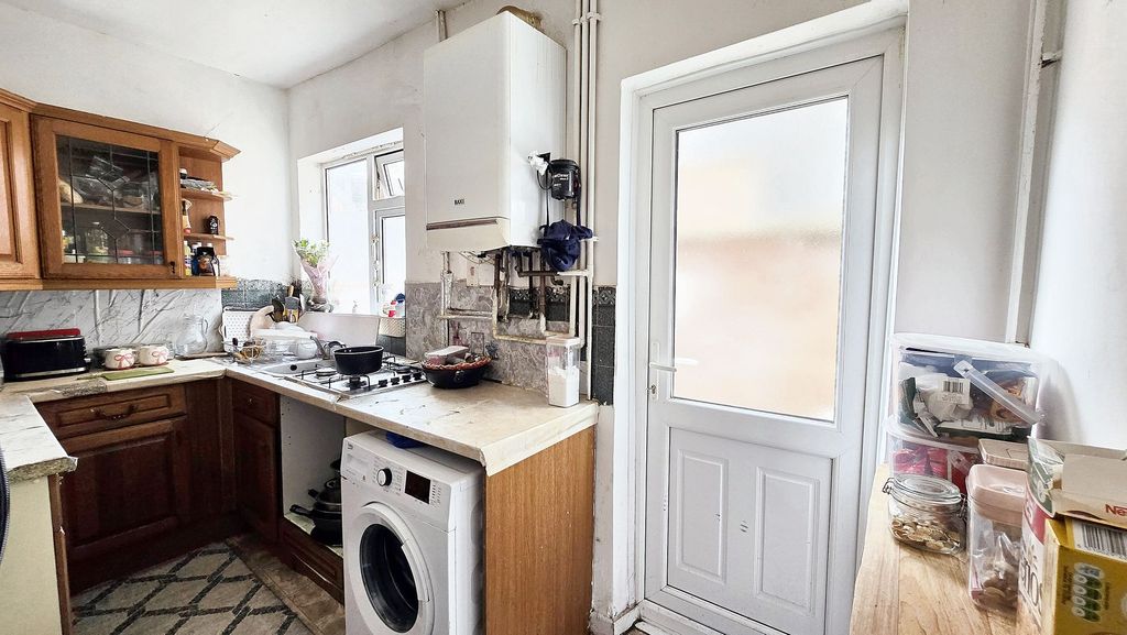 Property photo 3 of 12 Kitchen