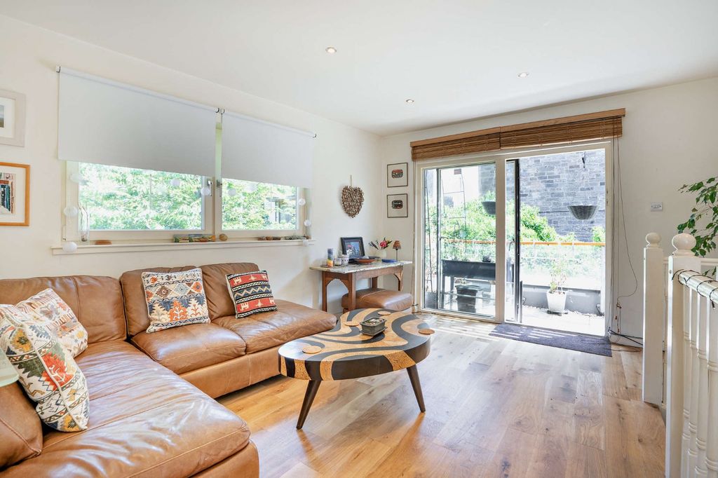 Property photo 1 of 21 Airy Living Room