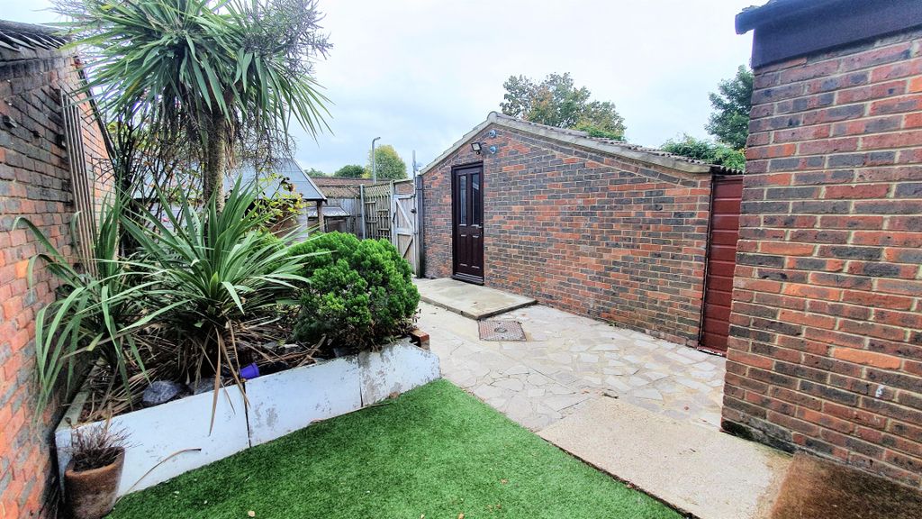 Property photo 3 of 17 Garden