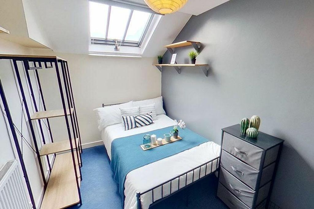 Property photo 1 of 8 This Inviting Double Bedroom Features A Cozy Layou...