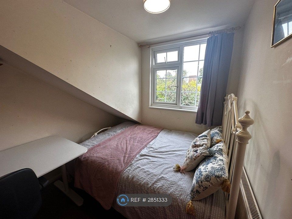 Property photo 3 of 10 £610 Double Room With Large Desk