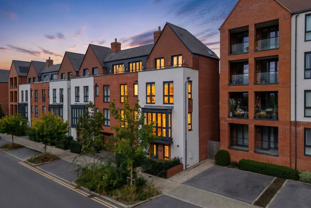 Property photo 2 of 21 Earle Crescent Twilight