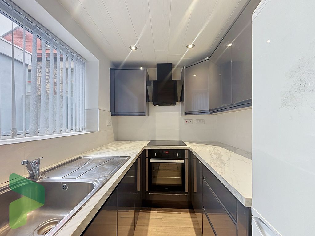 Property photo 1 of 10 Fitted Kitchen