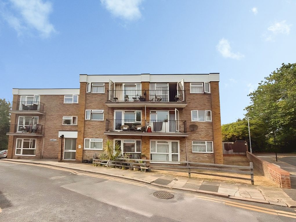 Property photo 1 of 7 Lyndhurst Court