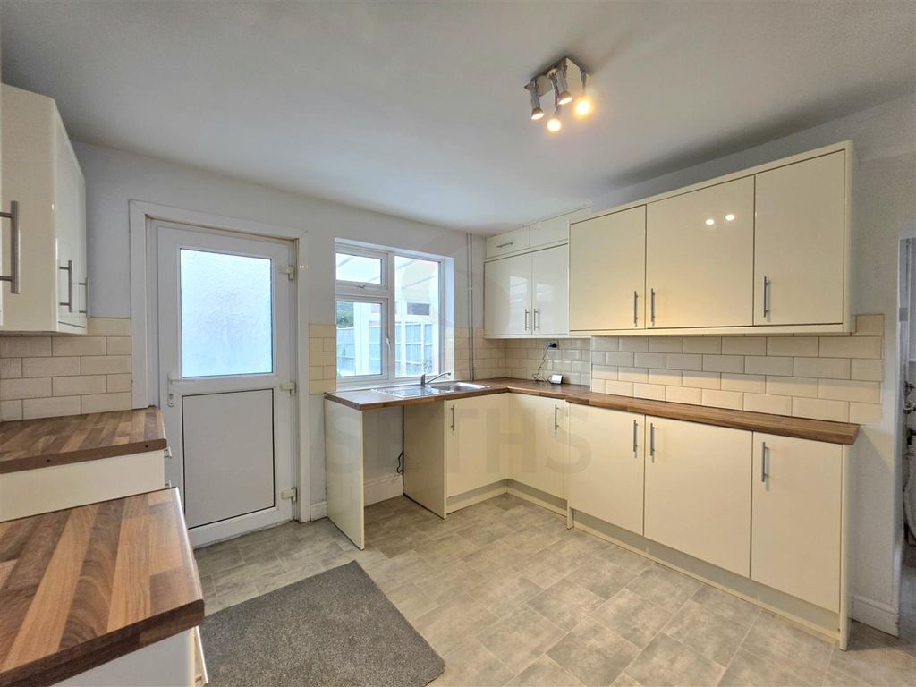 Property photo 3 of 11 Kitchen