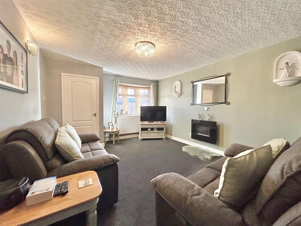 Property photo 3 of 11 Lounge.Jpg