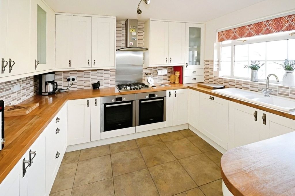 Property photo 3 of 24 Kitchen