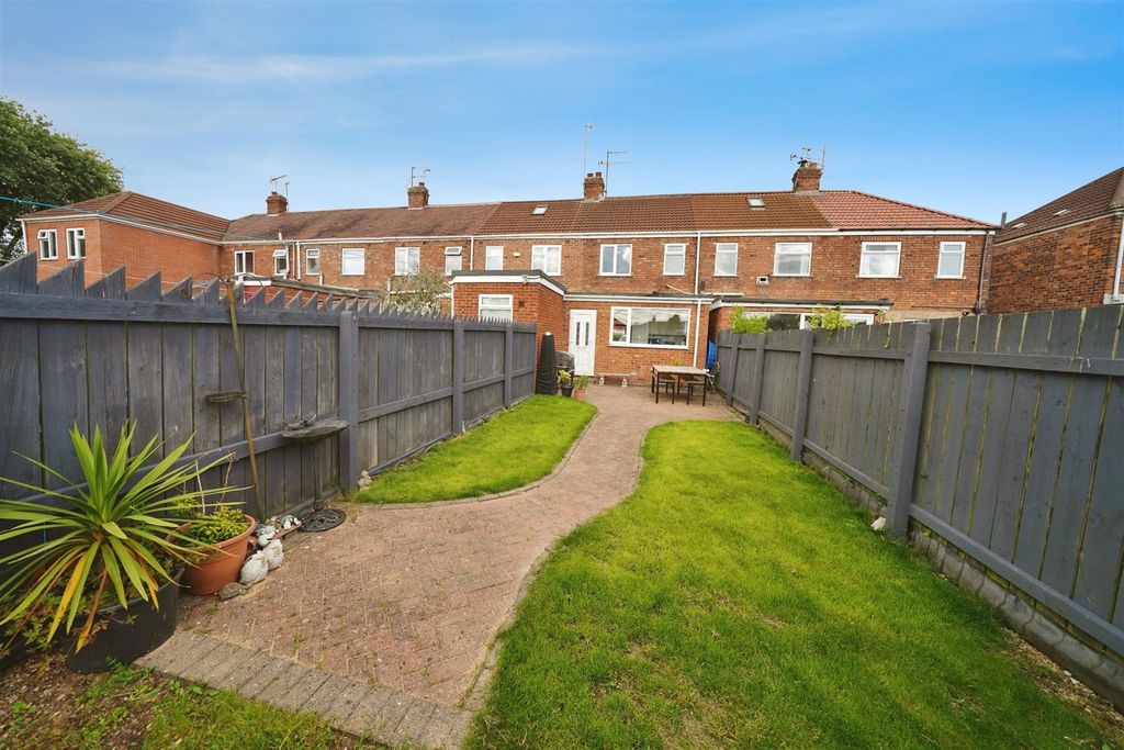 Property photo 2 of 11 Gardens
