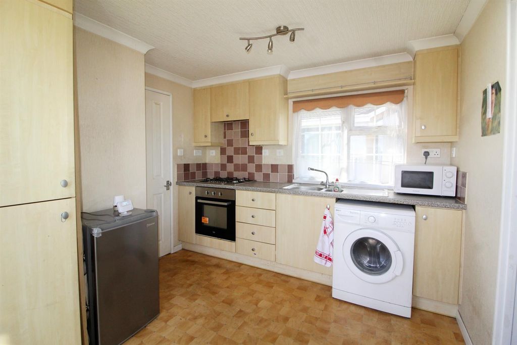 Property photo 3 of 6 Kitchen E.Jpg